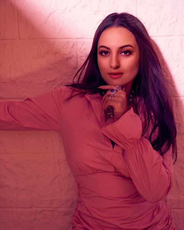 Actress sonakshi sinha raises the hotness quotient in these pictures-Actresssonakshi, Sonakshi Sinha, Sonakshisinha Photos,Spicy Hot Pics,Images,High Resolution WallPapers Download