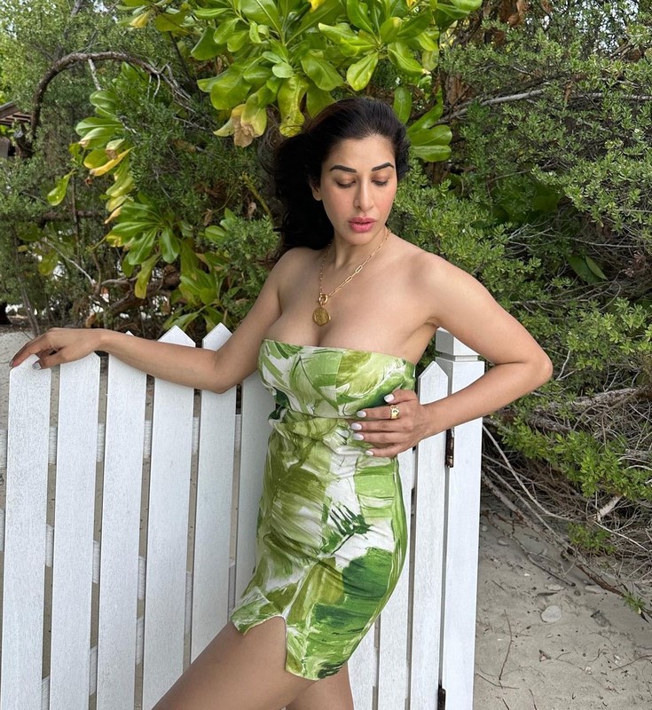 Actress sophie choudry melts our hearts with this trendy clicks-Sophiechoudry Photos,Spicy Hot Pics,Images,High Resolution WallPapers Download