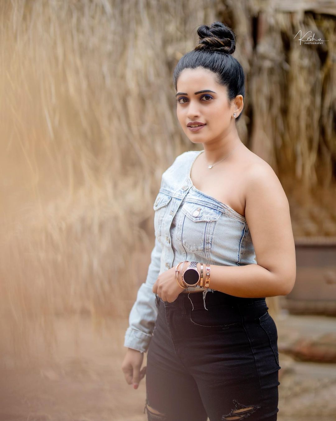 Actress sravanthi looking hot in this trendy outfit-Sravanthi Photos,Spicy Hot Pics,Images,High Resolution WallPapers Download