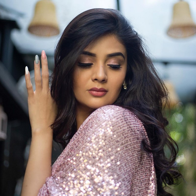 Actress sreemukhi glamorous looks images are winning the internet-Anchorsrimukhi, Sreemukhi, Srimukhi Mother Photos,Spicy Hot Pics,Images,High Resolution WallPapers Download