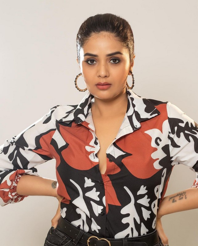 Actress sreemukhi look simply gorgeous in this pictures-Crazyuncles, Raamulamma, Anchorsrimukhi, Sreemukhi Photos,Spicy Hot Pics,Images,High Resolution WallPapers Download