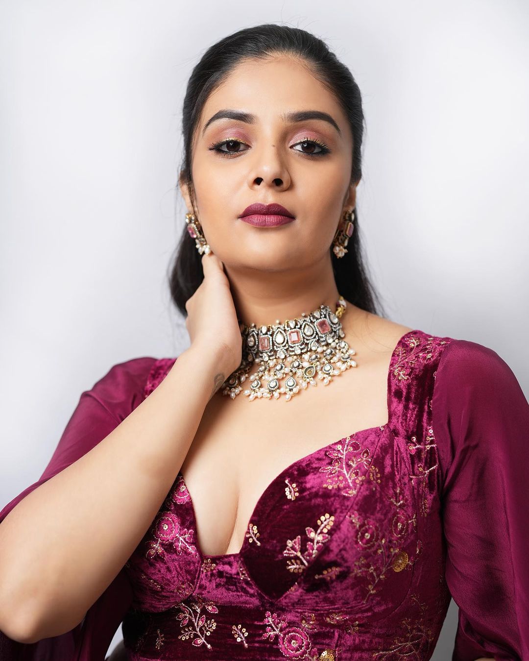 Actress sreemukhi looks classy and pretty in this clicks-Sreemukhi Hot, Sreemukhi, Sreemukhi Pics Photos,Spicy Hot Pics,Images,High Resolution WallPapers Download