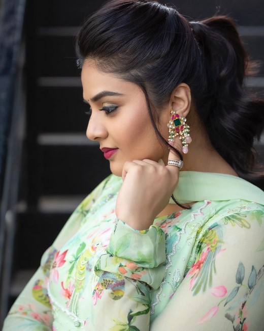 Actress sreemukhi looks sizzling hot in this pictures-Crazyuncles, Anchorsrimukhi, Anchor Srimukhi, Sreemukhi Photos,Spicy Hot Pics,Images,High Resolution WallPapers Download