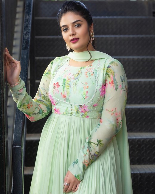 Actress sreemukhi looks sizzling hot in this pictures-Crazyuncles, Anchorsrimukhi, Anchor Srimukhi, Sreemukhi Photos,Spicy Hot Pics,Images,High Resolution WallPapers Download