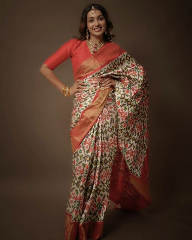 Actress tejaswi madivada sizzling in a saree seen all images-Actresstejaswi Photos,Spicy Hot Pics,Images,High Resolution WallPapers Download