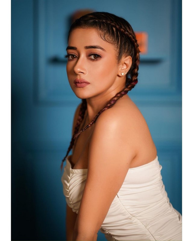 Actress tina dutta is stunning with her stylish looks-Tina Dutta Photos,Spicy Hot Pics,Images,High Resolution WallPapers Download