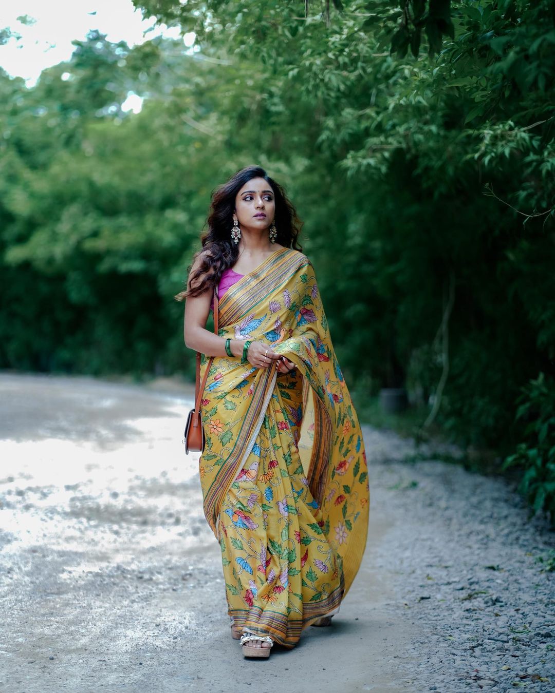 Actress vithika sheru looks pretty in this saree outfit-Vithikasheru, Vithika Sheru Photos,Spicy Hot Pics,Images,High Resolution WallPapers Download