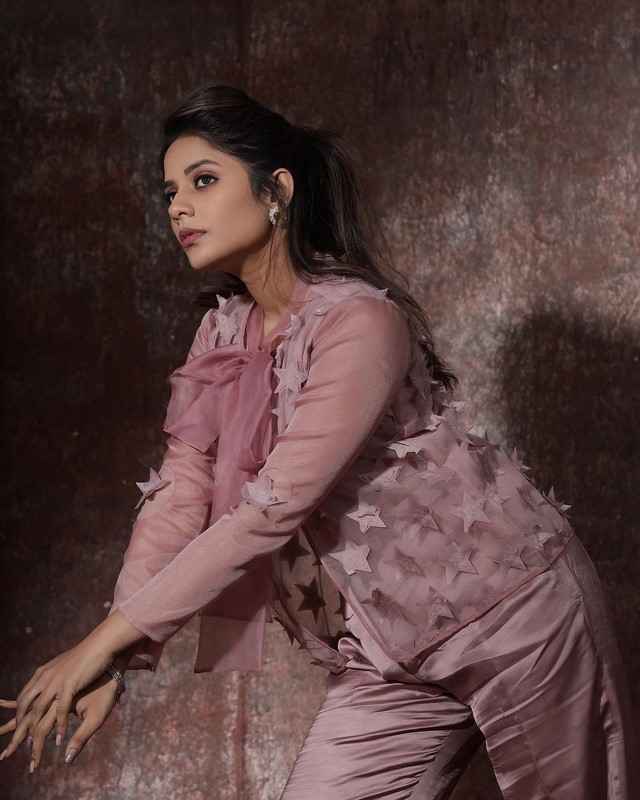 Aishwarya dutta is an actress who is full of curves-Aishwaryadutta, Aishwarya Dutta Photos,Spicy Hot Pics,Images,High Resolution WallPapers Download