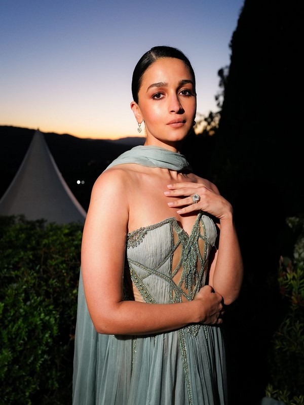 Alia bhatt looks beautiful in a traditional saree-Alia Bhatt, Aliabhatt, Alia Bhatt Hot, Ranbirkapoor, Varundhawan Photos,Spicy Hot Pics,Images,High Resolution WallPapers Download