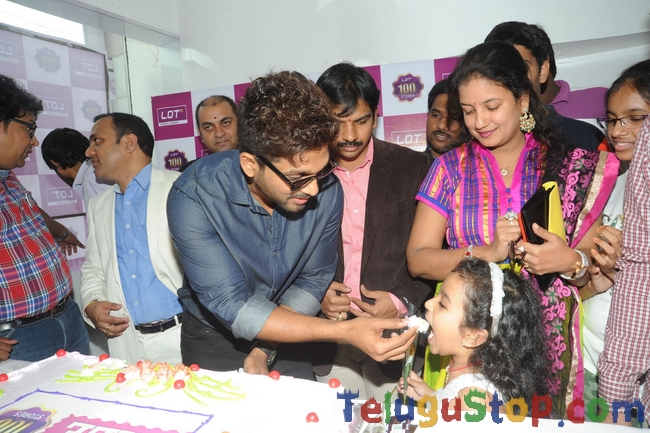 Allu arjun launches lot mobiles 100th store- Photos,Spicy Hot Pics,Images,High Resolution WallPapers Download