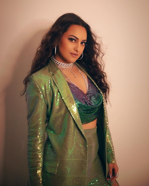 Alluring images of bolltwood heroine sonakshi sinha-Sonakshisinha, Sonakshi Sinha Photos,Spicy Hot Pics,Images,High Resolution WallPapers Download