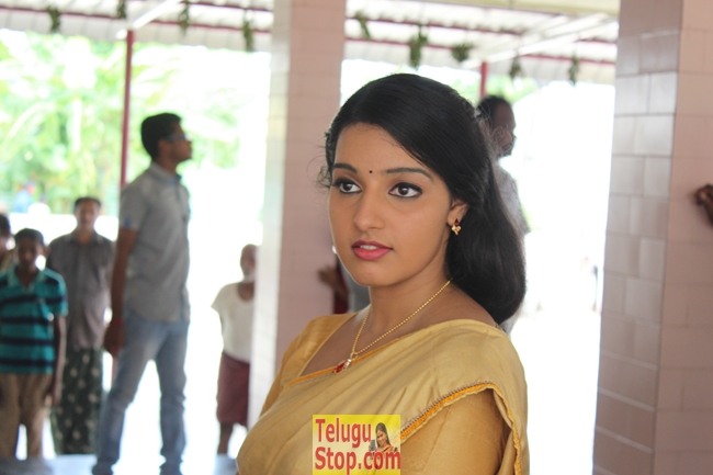Ammayilanthe adho type movie stills- Photos,Spicy Hot Pics,Images,High Resolution WallPapers Download