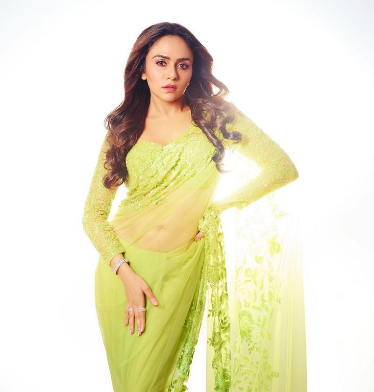 Amrita khanwilkar romantic look images in green saree- Photos,Spicy Hot Pics,Images,High Resolution WallPapers Download