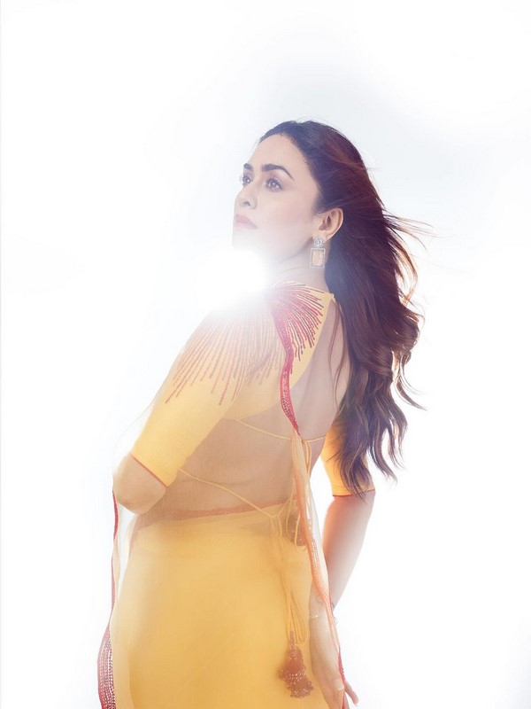 Amruta khanvilkar stunning yellow saree spicy pics-Actressamruta, Khanvilkar Photos,Spicy Hot Pics,Images,High Resolution WallPapers Download