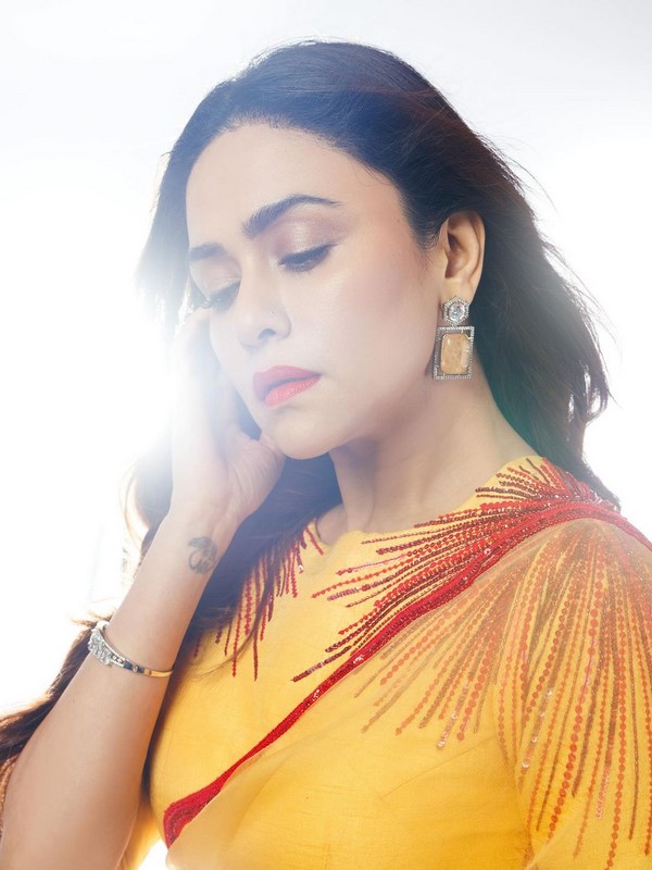 Amruta khanvilkar stunning yellow saree spicy pics-Actressamruta, Khanvilkar Photos,Spicy Hot Pics,Images,High Resolution WallPapers Download