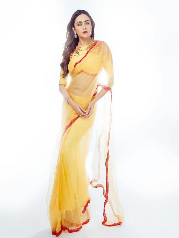 Amruta khanvilkar stunning yellow saree spicy pics-Actressamruta, Khanvilkar Photos,Spicy Hot Pics,Images,High Resolution WallPapers Download