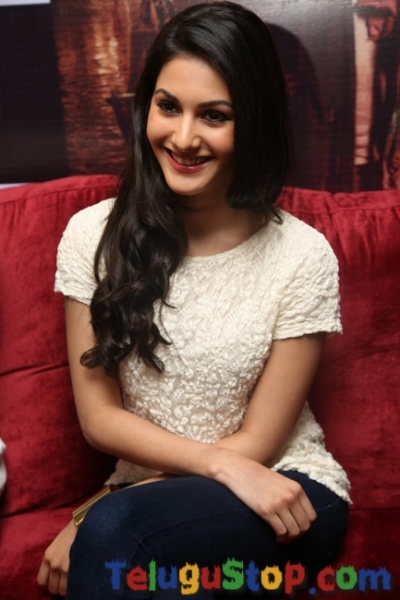 Amyra dastur stills- Photos,Spicy Hot Pics,Images,High Resolution WallPapers Download