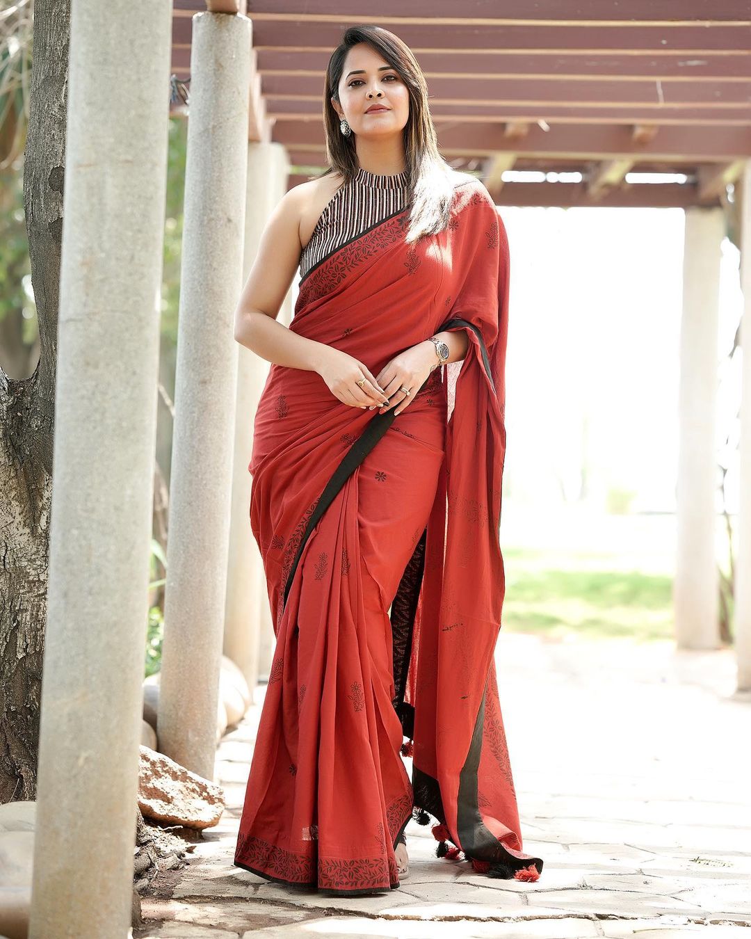 Anasuya bharadwaj looks graceful and stunning in this clicks-Actressanasuya Photos,Spicy Hot Pics,Images,High Resolution WallPapers Download