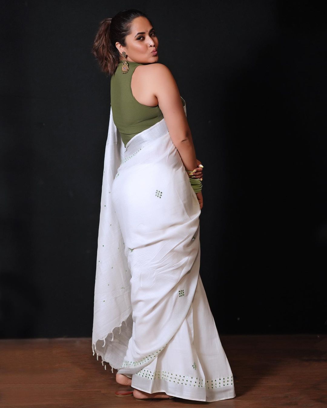 Anasuya bharadwaj looks stunning and gorgeous in this saree images-Actressanasuya Photos,Spicy Hot Pics,Images,High Resolution WallPapers Download