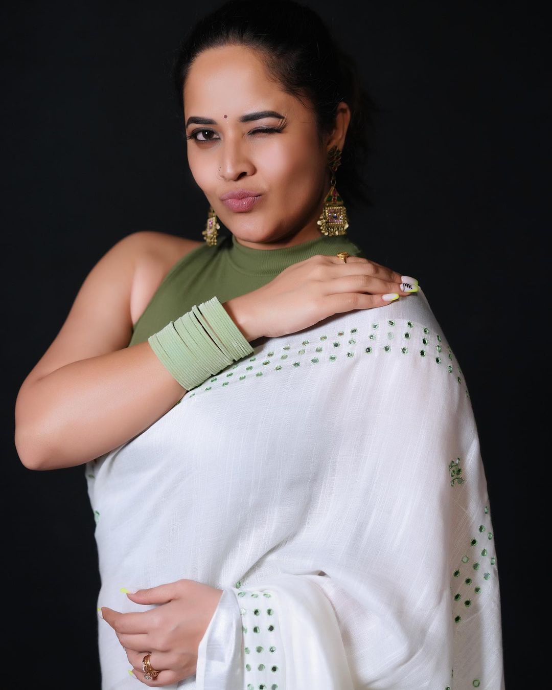 Anasuya bharadwaj looks stunning and gorgeous in this saree images-Actressanasuya Photos,Spicy Hot Pics,Images,High Resolution WallPapers Download