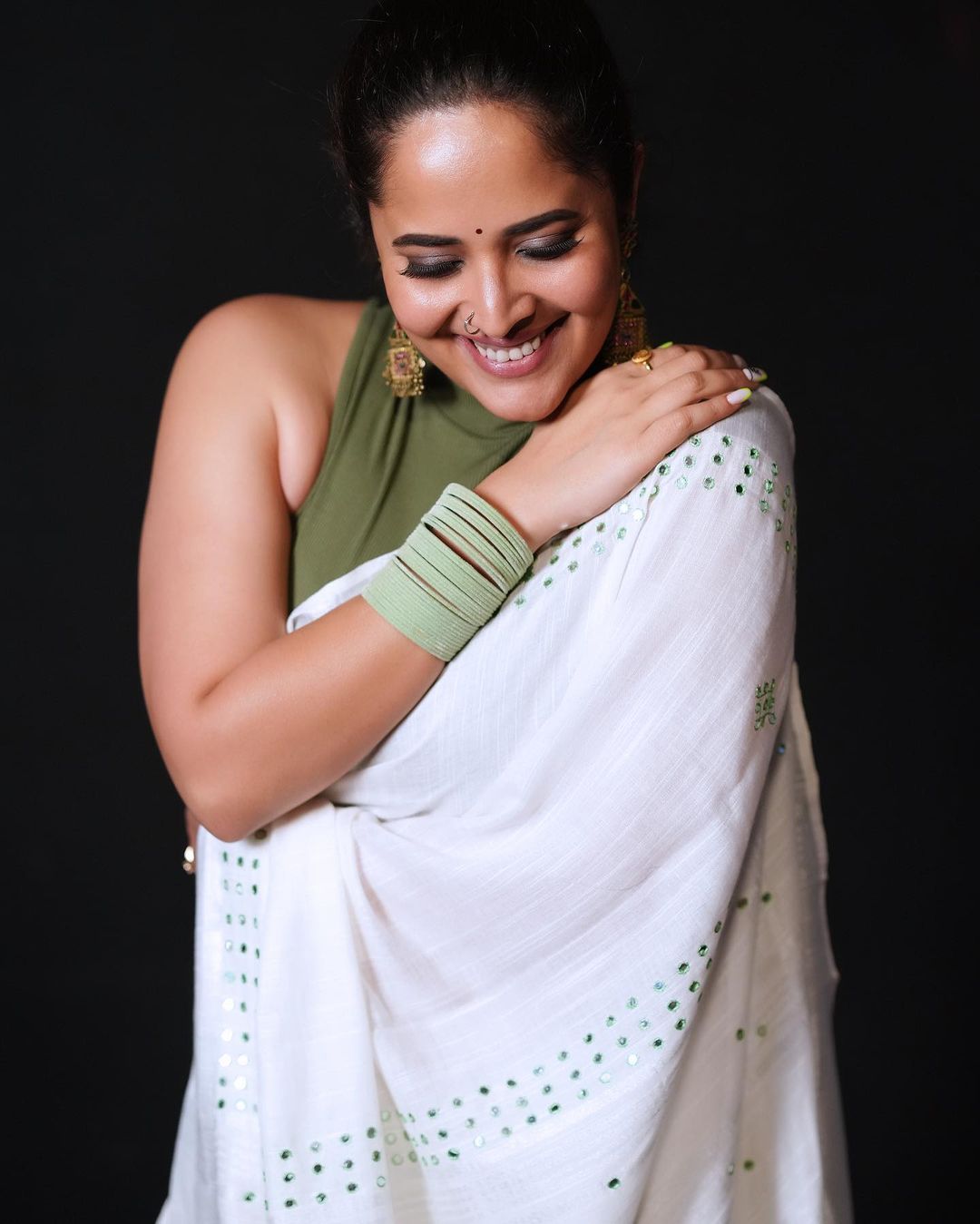 Anasuya bharadwaj looks stunning and gorgeous in this saree images-Actressanasuya Photos,Spicy Hot Pics,Images,High Resolution WallPapers Download