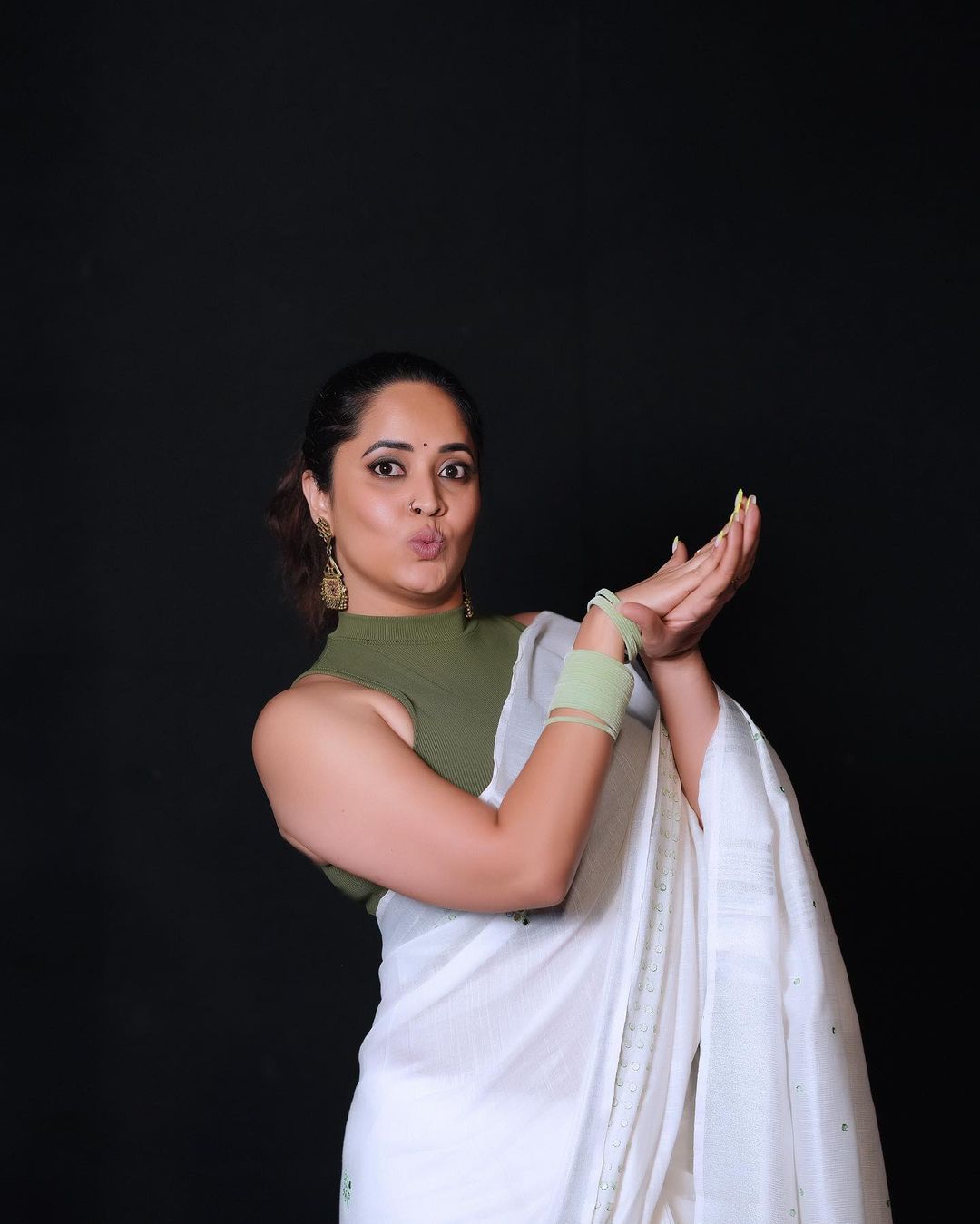 Anasuya bharadwaj looks stunning and gorgeous in this saree images-Actressanasuya Photos,Spicy Hot Pics,Images,High Resolution WallPapers Download