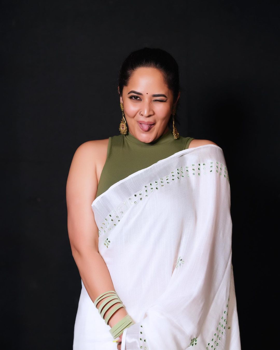 Anasuya bharadwaj looks stunning and gorgeous in this saree images-Actressanasuya Photos,Spicy Hot Pics,Images,High Resolution WallPapers Download