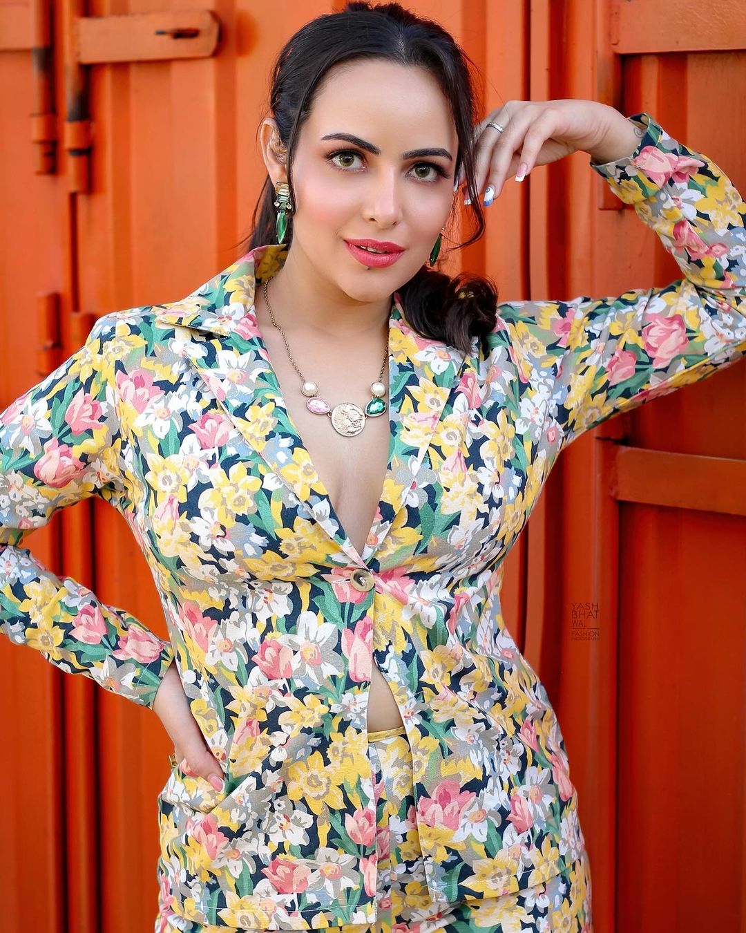 Anchal munjal is winning the hearts of guys with her floral print blazer charms-Aanchal Munjal, Aanchalmunjal, Anchal Munjal Photos,Spicy Hot Pics,Images,High Resolution WallPapers Download