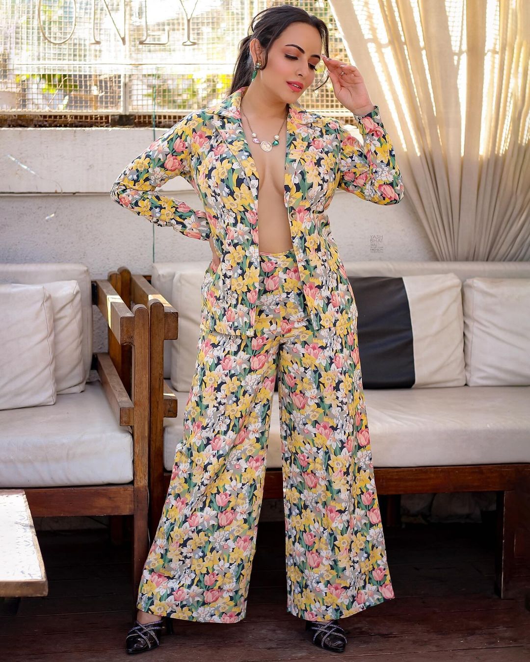 Anchal munjal is winning the hearts of guys with her floral print blazer charms-Aanchal Munjal, Aanchalmunjal, Anchal Munjal Photos,Spicy Hot Pics,Images,High Resolution WallPapers Download