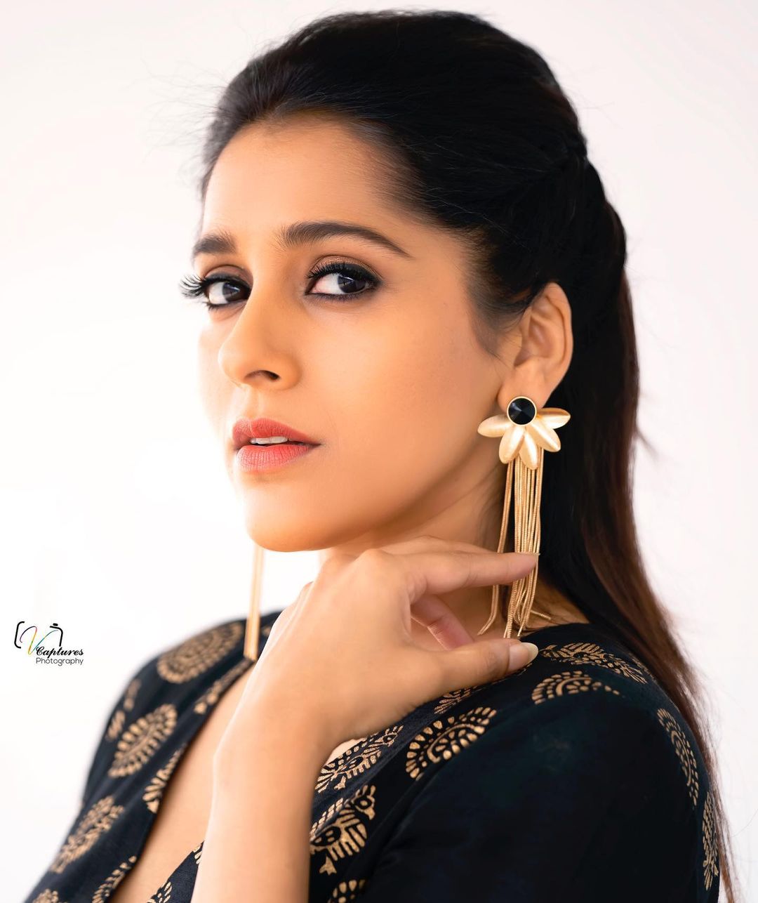 Anchor rashmi gautam slays with this adorable clicks-Rashmigautam, Anchorrashmi, Rashmi Gautam Photos,Spicy Hot Pics,Images,High Resolution WallPapers Download