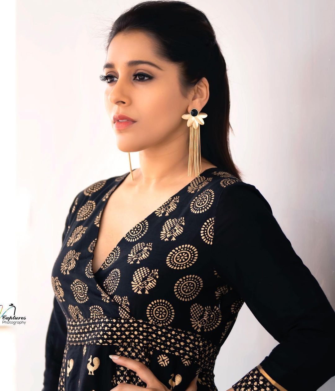 Anchor rashmi gautam slays with this adorable clicks-Rashmigautam, Anchorrashmi, Rashmi Gautam Photos,Spicy Hot Pics,Images,High Resolution WallPapers Download