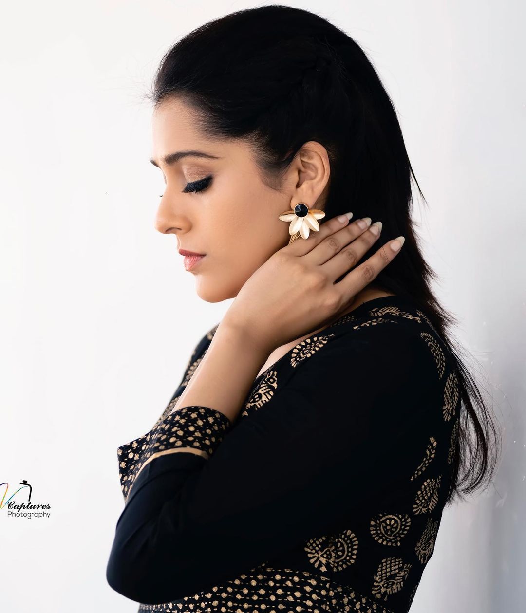 Anchor rashmi gautam slays with this adorable clicks-Rashmigautam, Anchorrashmi, Rashmi Gautam Photos,Spicy Hot Pics,Images,High Resolution WallPapers Download