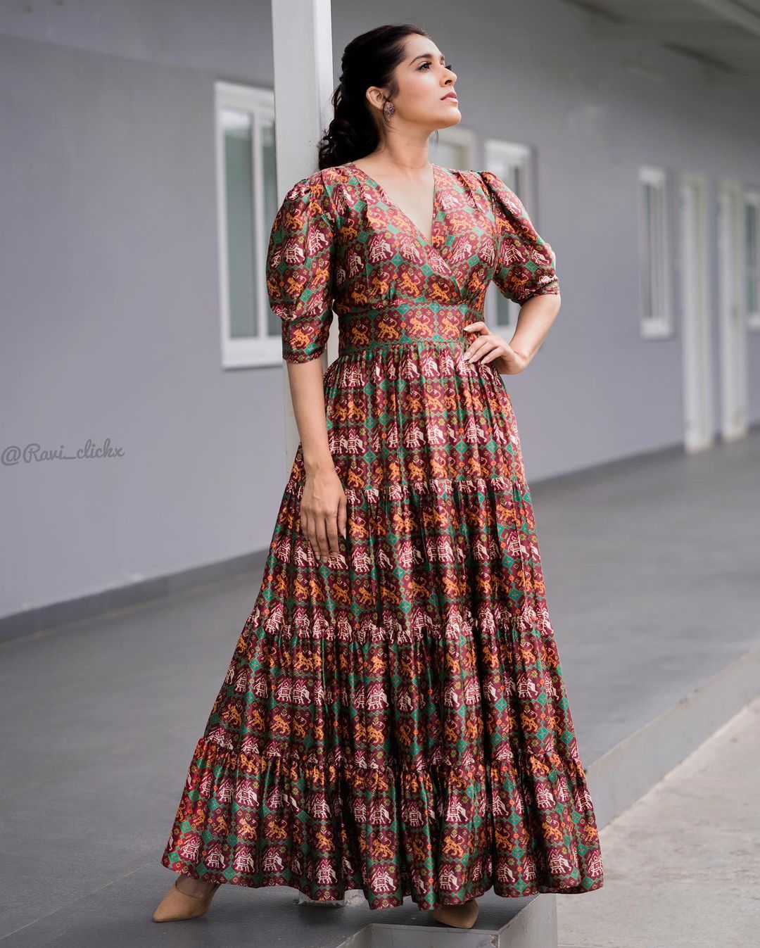 Anchor rashmi gautam ups her fashion style in this poses-Rashmigautam, Anchorrashmi, Rashmi Gautam Photos,Spicy Hot Pics,Images,High Resolution WallPapers Download