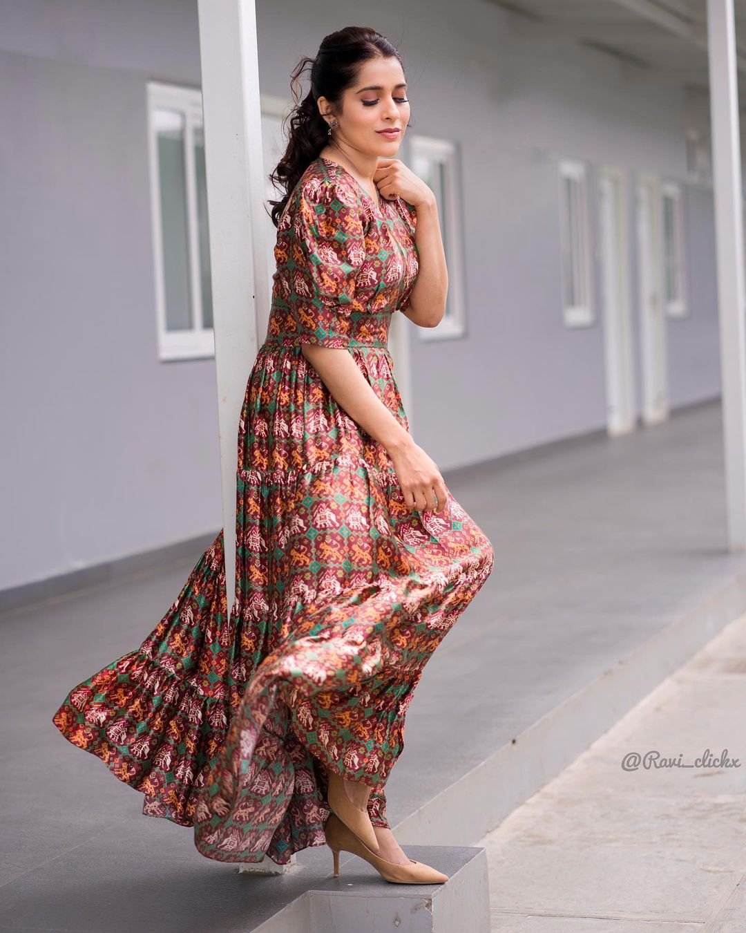 Anchor rashmi gautam ups her fashion style in this poses-Rashmigautam, Anchorrashmi, Rashmi Gautam Photos,Spicy Hot Pics,Images,High Resolution WallPapers Download