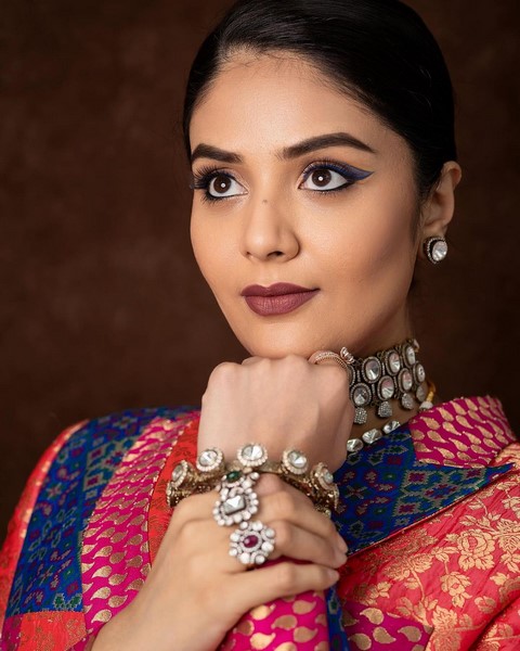 Anchor sreemukhi adurs in stunning look images-Sreemukhi, Sreemukhi Hot, Sreemukhi Poses, Sreemukhi Pics, Sreemukhi Spicy, Sreemukhispicy Photos,Spicy Hot Pics,Images,High Resolution WallPapers Download