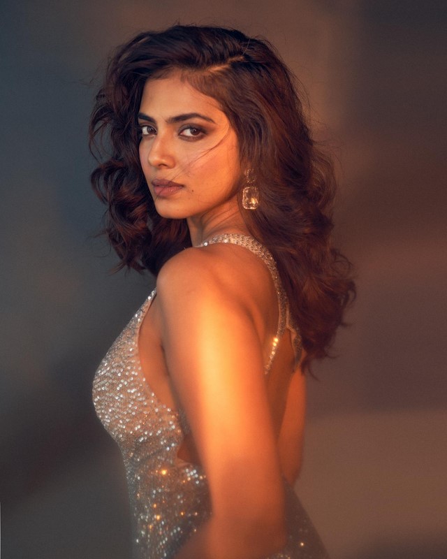 Beauty malavika mohanan sets hearts racing with her captivating pictures-Malavikamohanan, Actressmalavika Photos,Spicy Hot Pics,Images,High Resolution WallPapers Download