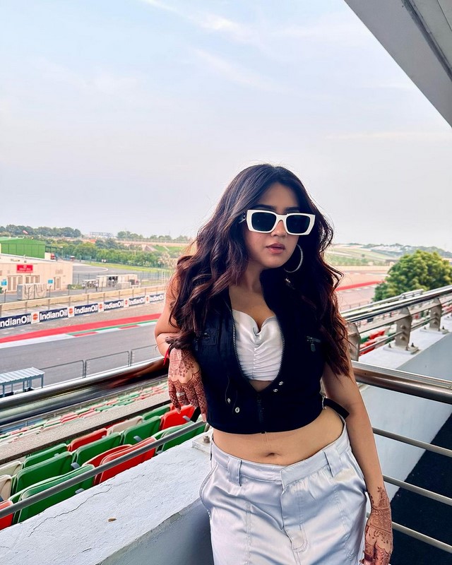 Bollywood actress roshni walia stunning images-Roshniwalia, Roshni Walia Photos,Spicy Hot Pics,Images,High Resolution WallPapers Download