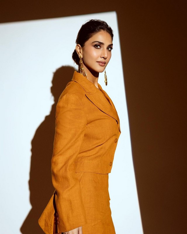 Check out the actress vaani kapoor gorgeous images-Actressvaani, Vaani Kapoor Photos,Spicy Hot Pics,Images,High Resolution WallPapers Download