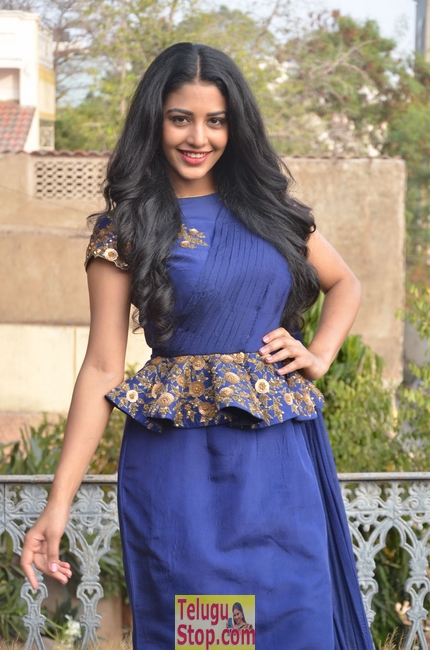 Daksha nagarkar new pics- Photos,Spicy Hot Pics,Images,High Resolution WallPapers Download