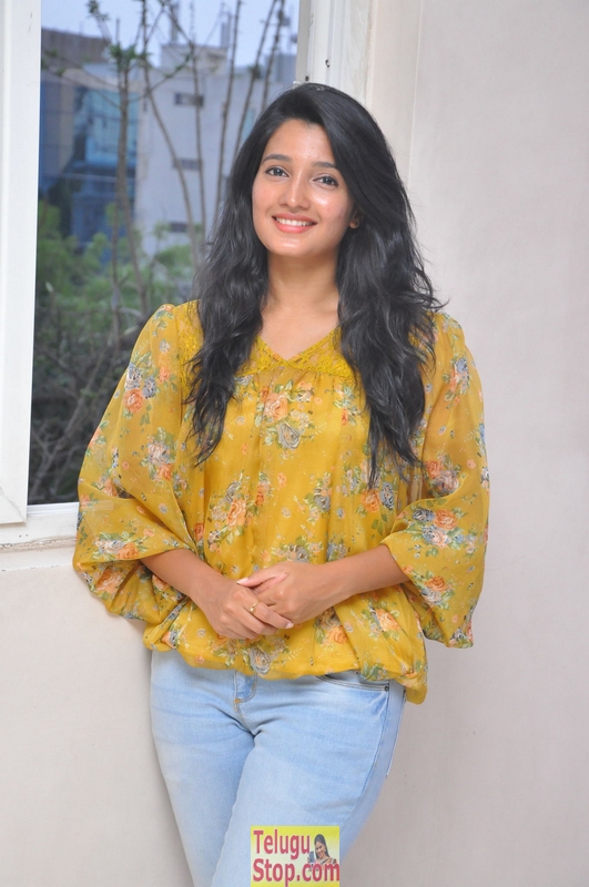 Deepthi shetty latest stills- Photos,Spicy Hot Pics,Images,High Resolution WallPapers Download