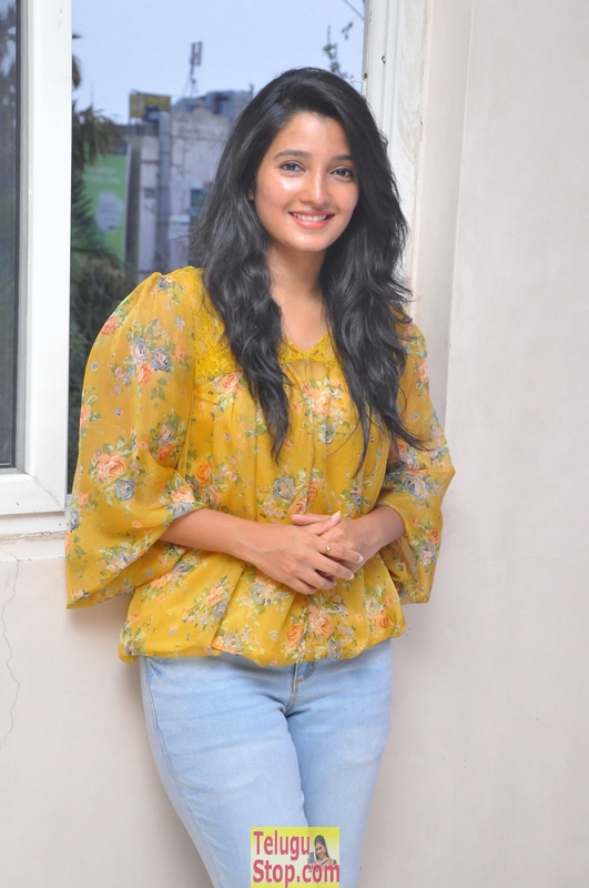 Deepthi shetty latest stills- Photos,Spicy Hot Pics,Images,High Resolution WallPapers Download