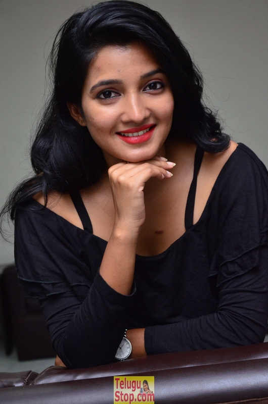 Deepthi shetty new stills- Photos,Spicy Hot Pics,Images,High Resolution WallPapers Download