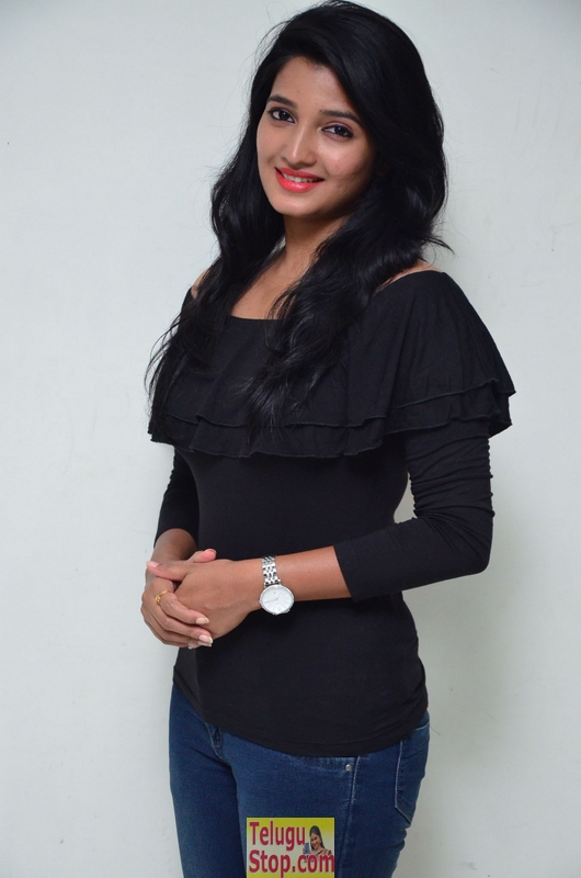 Deepthi shetty new stills- Photos,Spicy Hot Pics,Images,High Resolution WallPapers Download