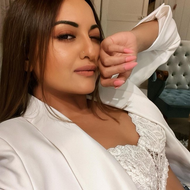 Glamorous actress sonakshi sinha mind blowing images-@aslisona, Sonakshisinha, Actresssonakshi, Sonakshi Sinha Photos,Spicy Hot Pics,Images,High Resolution WallPapers Download