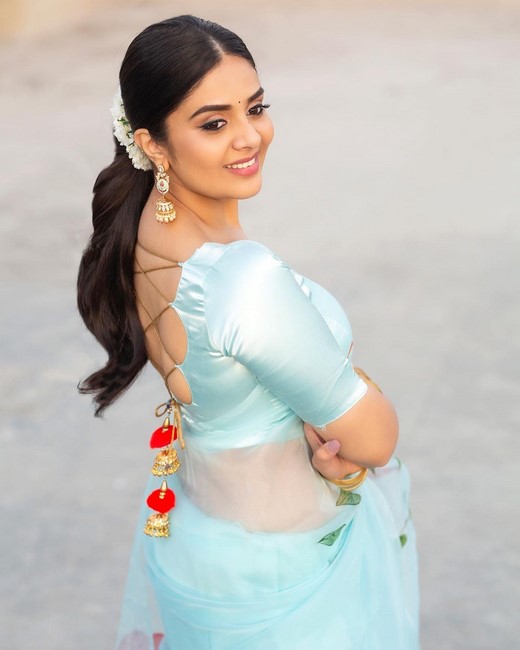 Glamorous actress sreemukhi glamorous images-Crazyuncles, Anchorsrimukhi, Sreemukhi, Srimukhi Mother Photos,Spicy Hot Pics,Images,High Resolution WallPapers Download