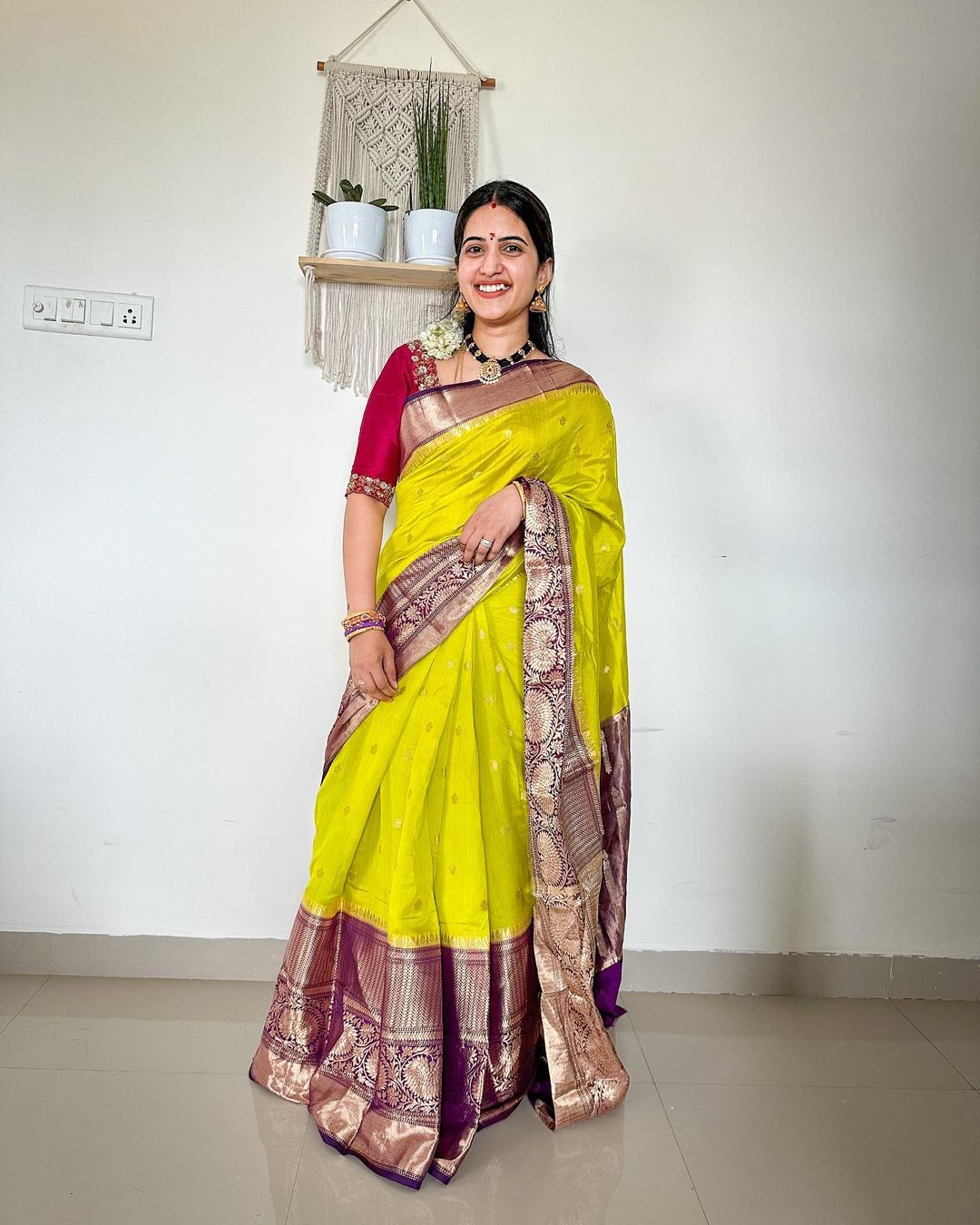 Gorgeous anchor sravanthi chokarapu latest traditional looks-Anchorsravanthi Photos,Spicy Hot Pics,Images,High Resolution WallPapers Download