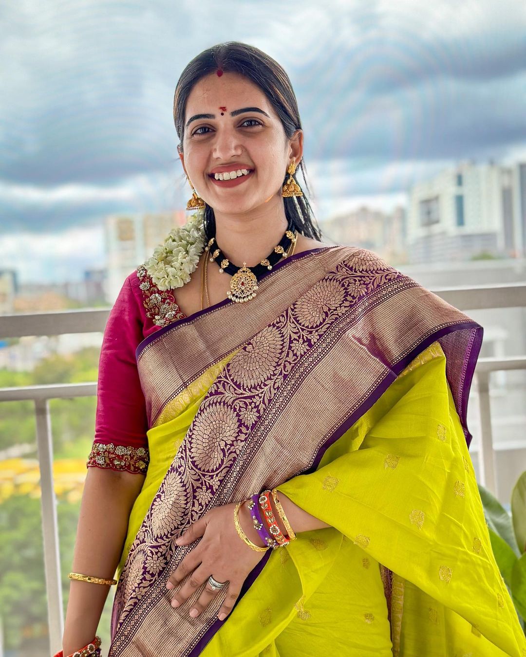 Gorgeous anchor sravanthi chokarapu latest traditional looks-Anchorsravanthi Photos,Spicy Hot Pics,Images,High Resolution WallPapers Download