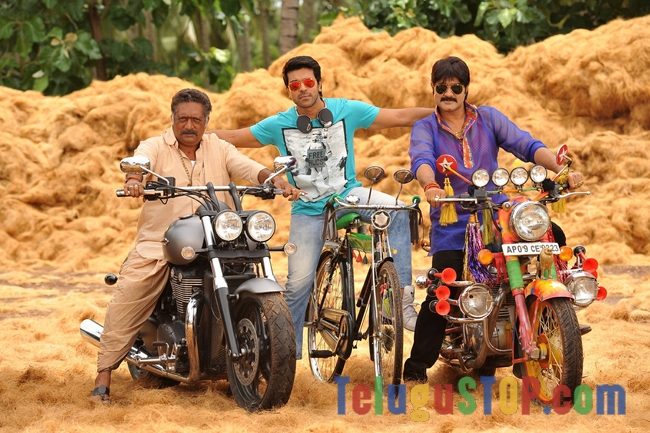 Govindudu andarivadele stills- Photos,Spicy Hot Pics,Images,High Resolution WallPapers Download