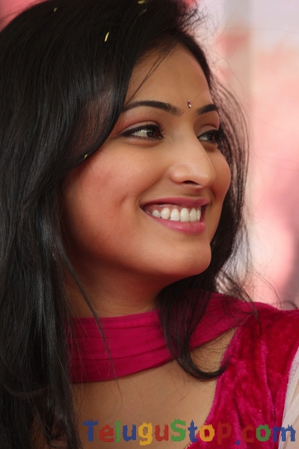 Haripriya latest stills 2- Photos,Spicy Hot Pics,Images,High Resolution WallPapers Download