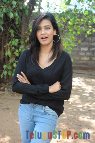 Hebah patel new stills- Photos,Spicy Hot Pics,Images,High Resolution WallPapers Download